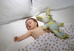 Новорожденный ребенок потеет во время сна причины и лечение